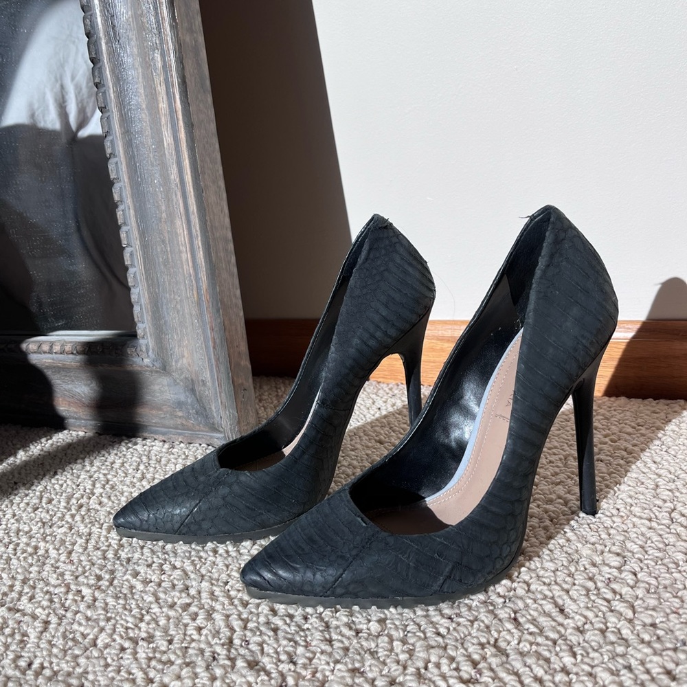 BCBG MaxAzria Heels size 7.5 - Picture 2 of 3